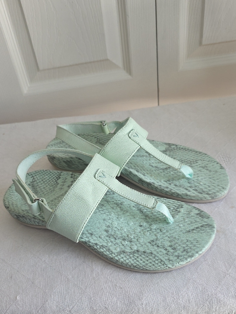Women's Vionic Mint Green T-Strap Slingback Sandals Size 9